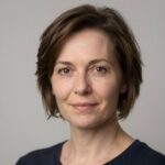 Портрет уверенного российского бизнесмена с дружелюбным взглядом на размытом нейтральном фоне студии